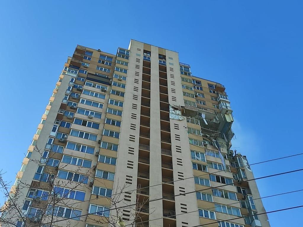 Tòa nhà chung cư ở Kiev bị hư hại ngày 26/2. Ảnh: Bộ Nội vụ Ukraine.