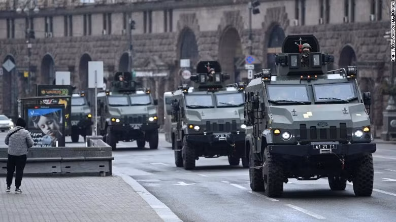 Các phương tiện quân sự của Ukraine di chuyển qua quảng trường Độc lập ở trung tâm Kiev hôm thứ Năm. Các phương tiện quân sự của Ukraine di chuyển qua quảng trường Độc lập ở trung tâm Kiev hôm thứ Năm.