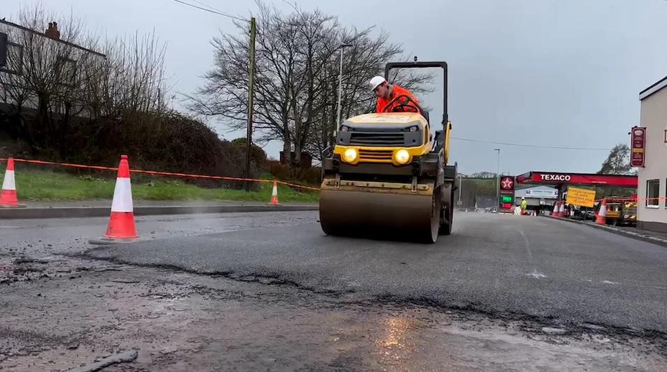 Đoạn đường được trải nhựa làm từ hơn 100.000 chiếc bỉm tái chế. Ảnh: The Washington Post. Đoạn đường được trải nhựa làm từ hơn 100.000 chiếc bỉm tái chế. Ảnh: The Washington Post.