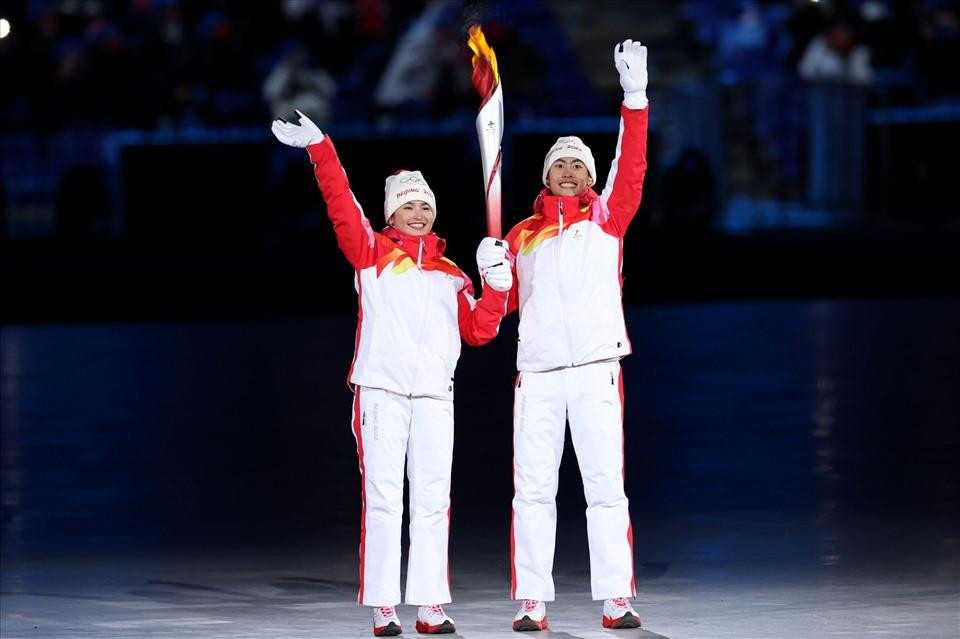 Hai VĐV Trung Quốc Dinigeer Yilamujiang (trái) và Zhao Jiawen cầm ngọn đuốc Olympic. Ảnh: Getty Images. Hai VĐV Trung Quốc Dinigeer Yilamujiang (trái) và Zhao Jiawen cầm ngọn đuốc Olympic. Ảnh: Getty Images.