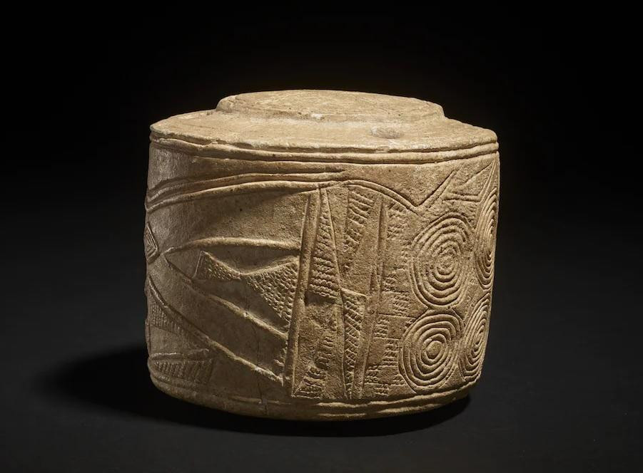 Các hình chạm khắc trên trống tương tự những hình chạm khắc được tìm thấy ở các địa điểm đồ đá mới khác. Ảnh: Bảo tàng Anh.