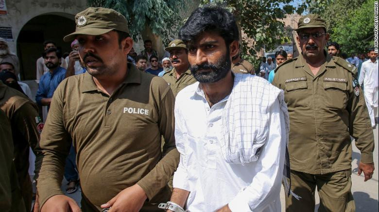 Waseem Baloch thú nhận đã giết em gái của mình trên một đoạn video được phát sóng tại một cuộc họp báo. Ảnh: Getty Images.