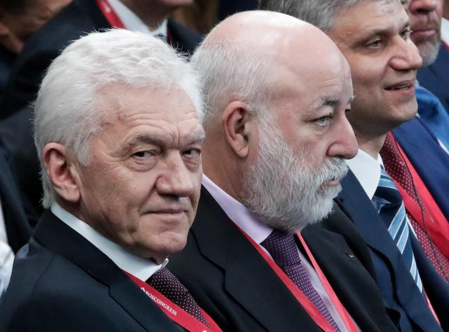 Tỷ phú Nga Gennady Timchenko (trái) tại Diễn đàn Kinh tế Quốc tế St.Petersburg, Nga năm 2018. Ảnh: AP.