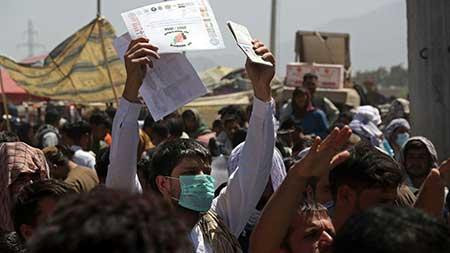 Nhiều người tập trung gần một trạm kiểm soát sơ tán sát sân bay Kabul vào ngày 26/8/2021. Ảnh: AP.