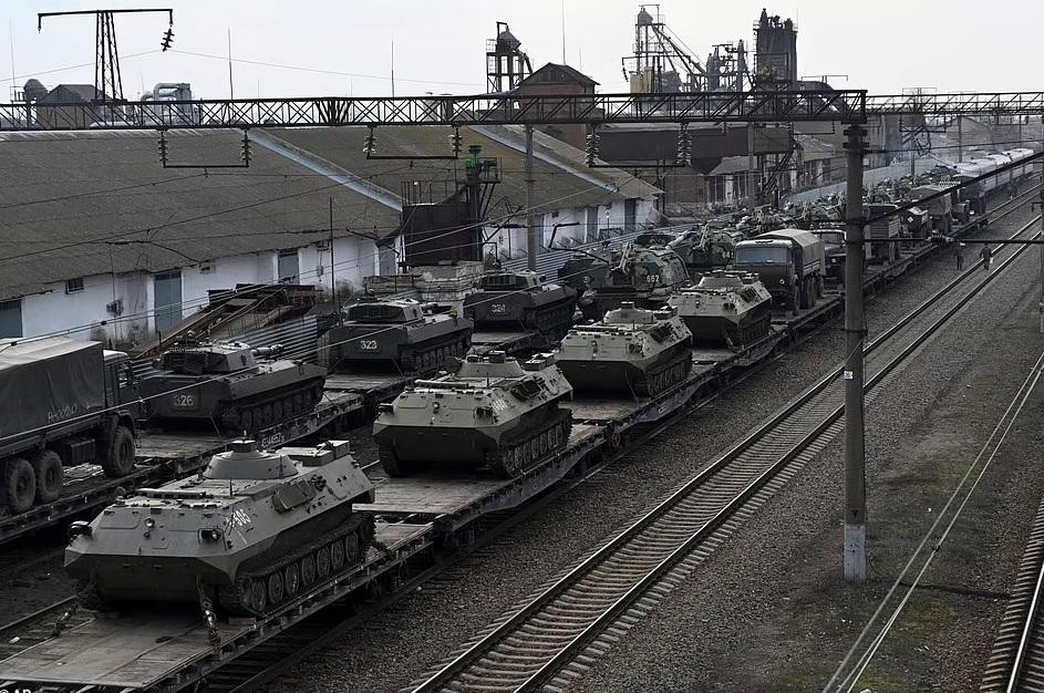 Xe bọc thép của Nga được tập trung tại một nhà ga xe lửa ở vùng Rostov-on-Don, không xa biên giới Nga-Ukraine, hôm 23/2. Ảnh: AP. Xe bọc thép của Nga được tập trung tại một nhà ga xe lửa ở vùng Rostov-on-Don, không xa biên giới Nga-Ukraine, hôm 23/2. Ảnh: AP.