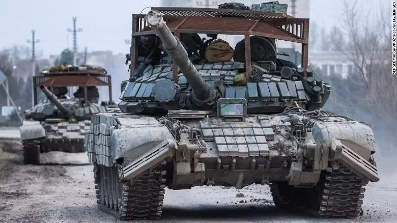 Xe tăng Nga di chuyển qua thị trấn Armyansk ở phía bắc Crimea. Xe tăng Nga di chuyển qua thị trấn Armyansk ở phía bắc Crimea.