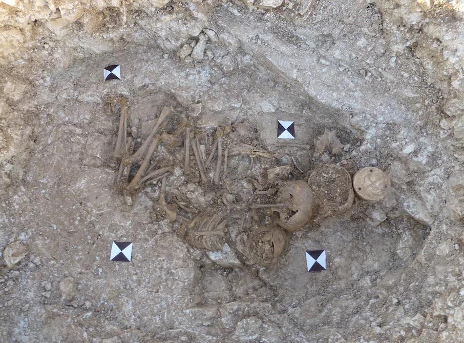 Ba đứa trẻ được tìm thấy với xương đan vào nhau. Ảnh: Allen Archaeology.