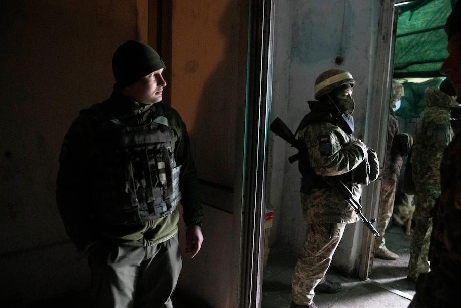 Các binh sĩ Ukraine trú ẩn trước đợt pháo kích lớn tại một thị trấn nằm ở miền đông nước này. Ảnh: The Washington Post. Các binh sĩ Ukraine trú ẩn trước đợt pháo kích lớn tại một thị trấn nằm ở miền đông nước này. Ảnh: The Washington Post.