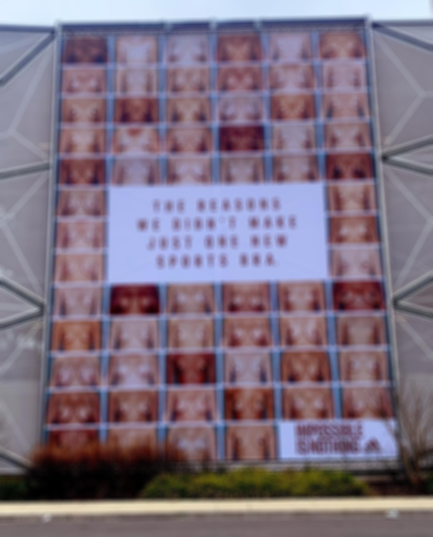 Quảng cáo áo ngực mới của Adidas là bộ ảnh 25 cặp ngực trần (ảnh gốc đã bị làm mờ). Nguồn: Twitter.