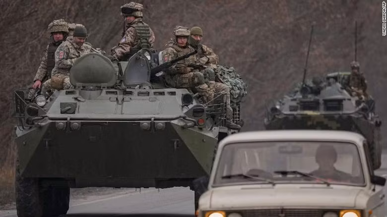 Quân nhân Ukraine ngồi trên đỉnh xe chở quân bọc thép trên một con đường ở vùng Donetsk, miền đông Ukraine hôm thứ Năm. Quân nhân Ukraine ngồi trên đỉnh xe chở quân bọc thép trên một con đường ở vùng Donetsk, miền đông Ukraine hôm thứ Năm.