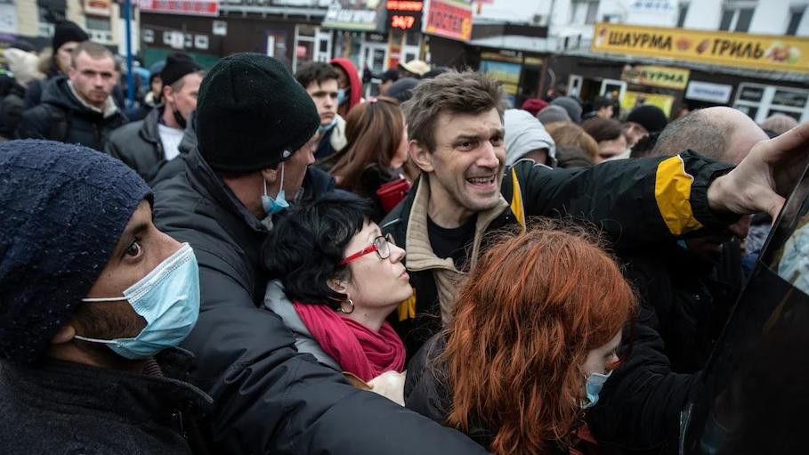 Nhiều người cố gắng chạy trốn khỏi Kiev, hướng tới Ba Lan, ngày 24/2. Ảnh: The Washington Post.