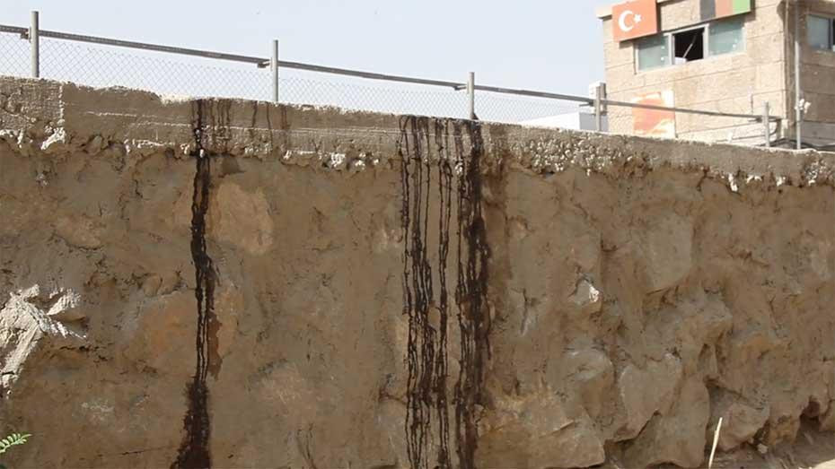 Có thể là vết máu trên bờ kè mương dẫn nước thải. Ảnh: CNN.