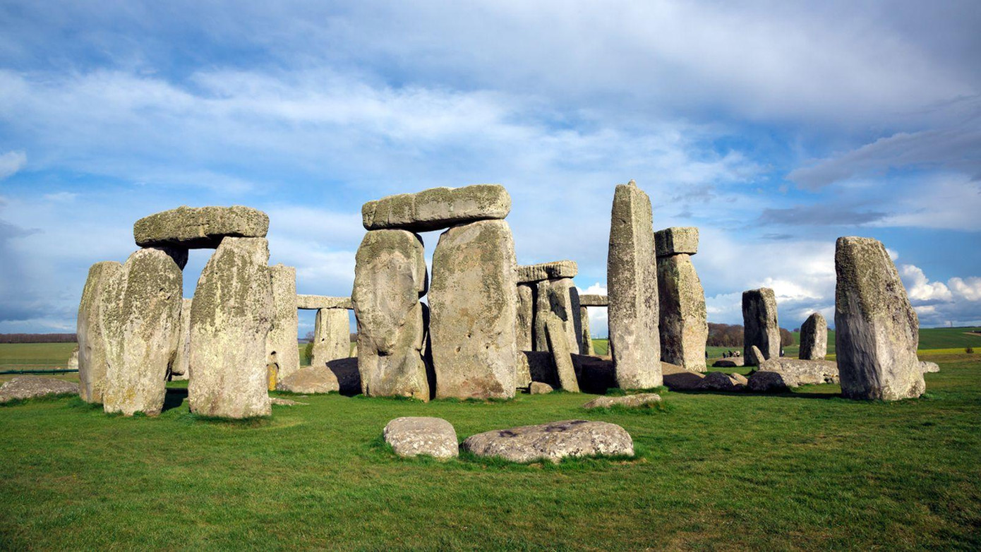 Công trình đá đồ sộ bí ẩn Stonehenge ở Anh có thể được xây dựng từ năm 3000 trước Công nguyên đến.