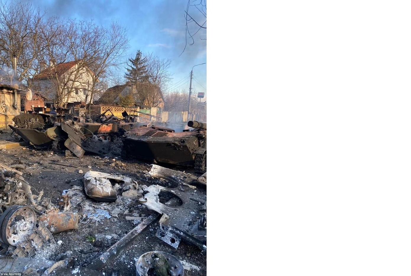 Xe quân sự và đống đổ nát được nhìn thấy ở Bucha, Ukraine ngày 27/2. Ảnh: Reuters.