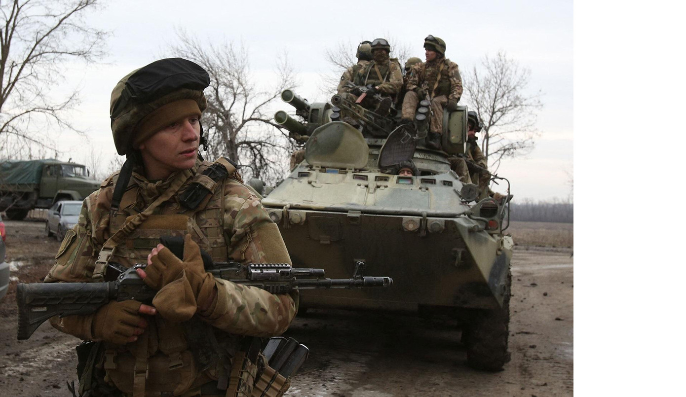 Quân nhân Ukraine tuần tra ở tỉnh Luhansk ngày 24/2. Ảnh: Getty Images. Quân nhân Ukraine tuần tra ở tỉnh Luhansk ngày 24/2. Ảnh: Getty Images.