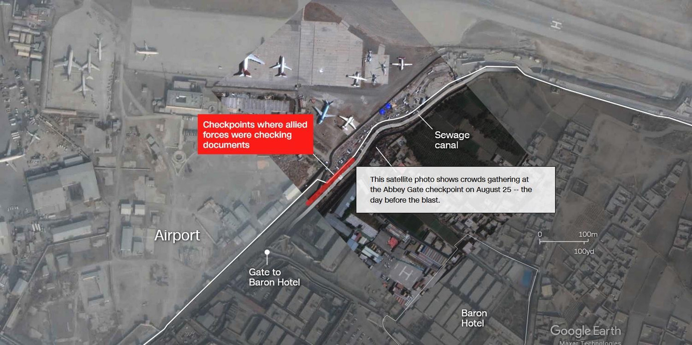 Ảnh vệ tinh cho thấy đám đông tụ tập gần điểm kiểm soát bên ngoài sân bay Kabul hôm 25/8/2021 - một ngày trước khi vụ kích bom liều chết xảy ra. Nguồn: CNN.