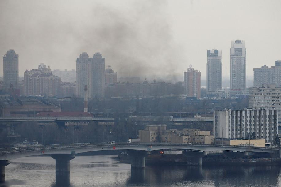 Khói đen bốc lên ở thủ đô Kiev của Ukraine ngày 24/2 (giờ địa phương). Ảnh: Reuters. Khói đen bốc lên ở thủ đô Kiev của Ukraine ngày 24/2 (giờ địa phương). Ảnh: Reuters.
