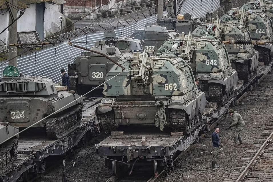 Nhiều xe bọc thép trên sân ga ở Rostov-on-Don, miền nam nước Nga gần biên giới với Ukraine. Ảnh: EPA. Nhiều xe bọc thép trên sân ga ở Rostov-on-Don, miền nam nước Nga gần biên giới với Ukraine. Ảnh: EPA.