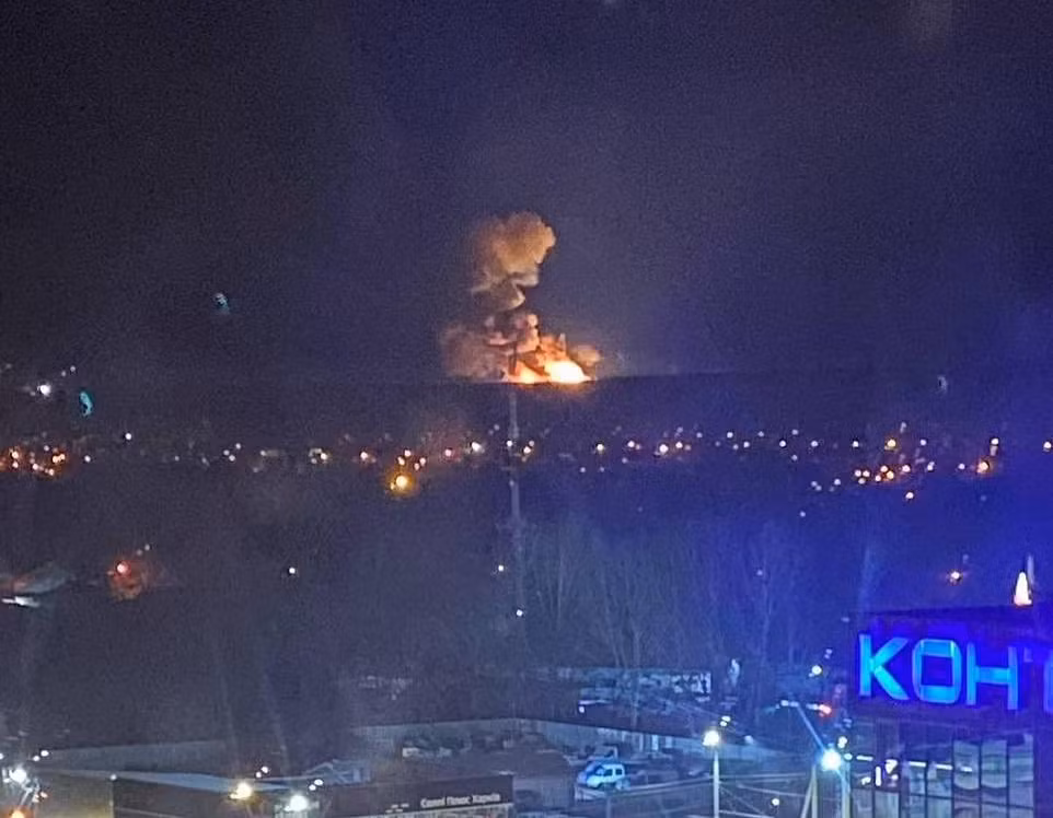 Vụ nổ xảy ra đêm 23/2 rạng sáng 24/2 ở Kharkiv, miền đông Ukraine. Nguồn: Daily Mail. Vụ nổ xảy ra đêm 23/2 rạng sáng 24/2 ở Kharkiv, miền đông Ukraine. Nguồn: Daily Mail.