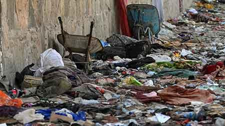 Ba lô và đồ đạc của những người Afghanistan chờ được sơ tán. Ảnh: Getty Images.