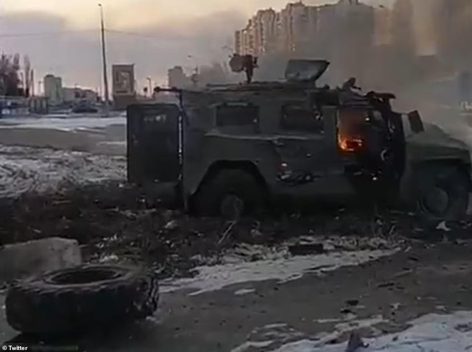 Một xe quân sự Nga bốc cháy ở thành phố Kharkiv của Ukraine sáng 27/2/. Nguồn: Daily Mail.