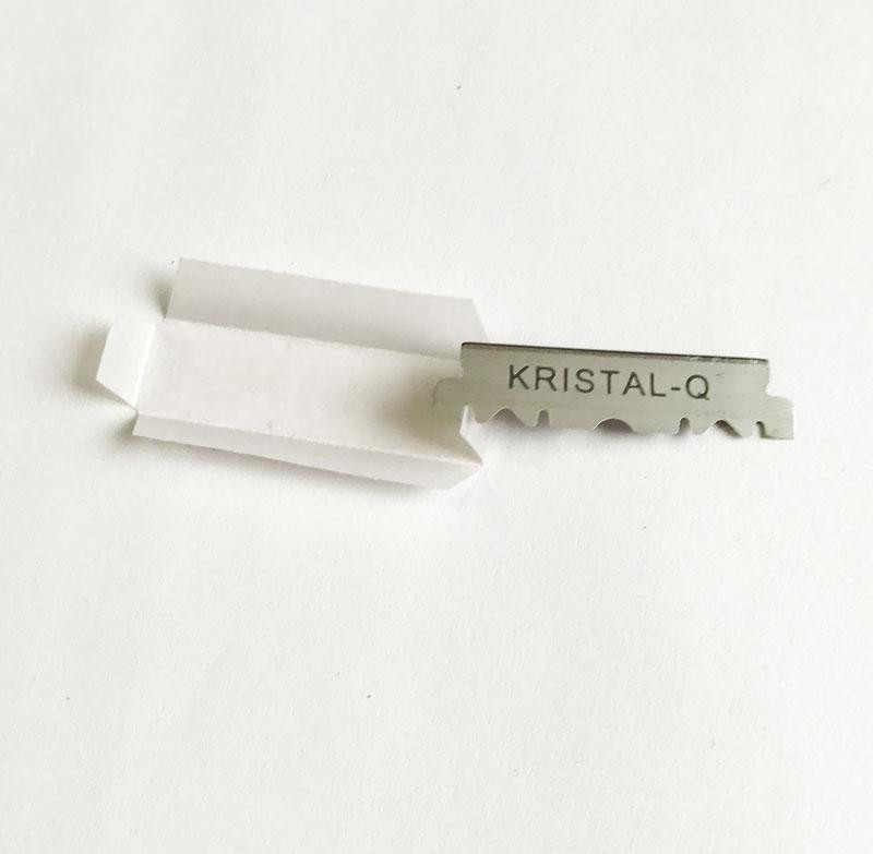 Một lưỡi dao cạo râu như thế này sẽ tan biến sau hai giờ ngâm trong axit dạ dày của con người. Ảnh: Krystal-Q.