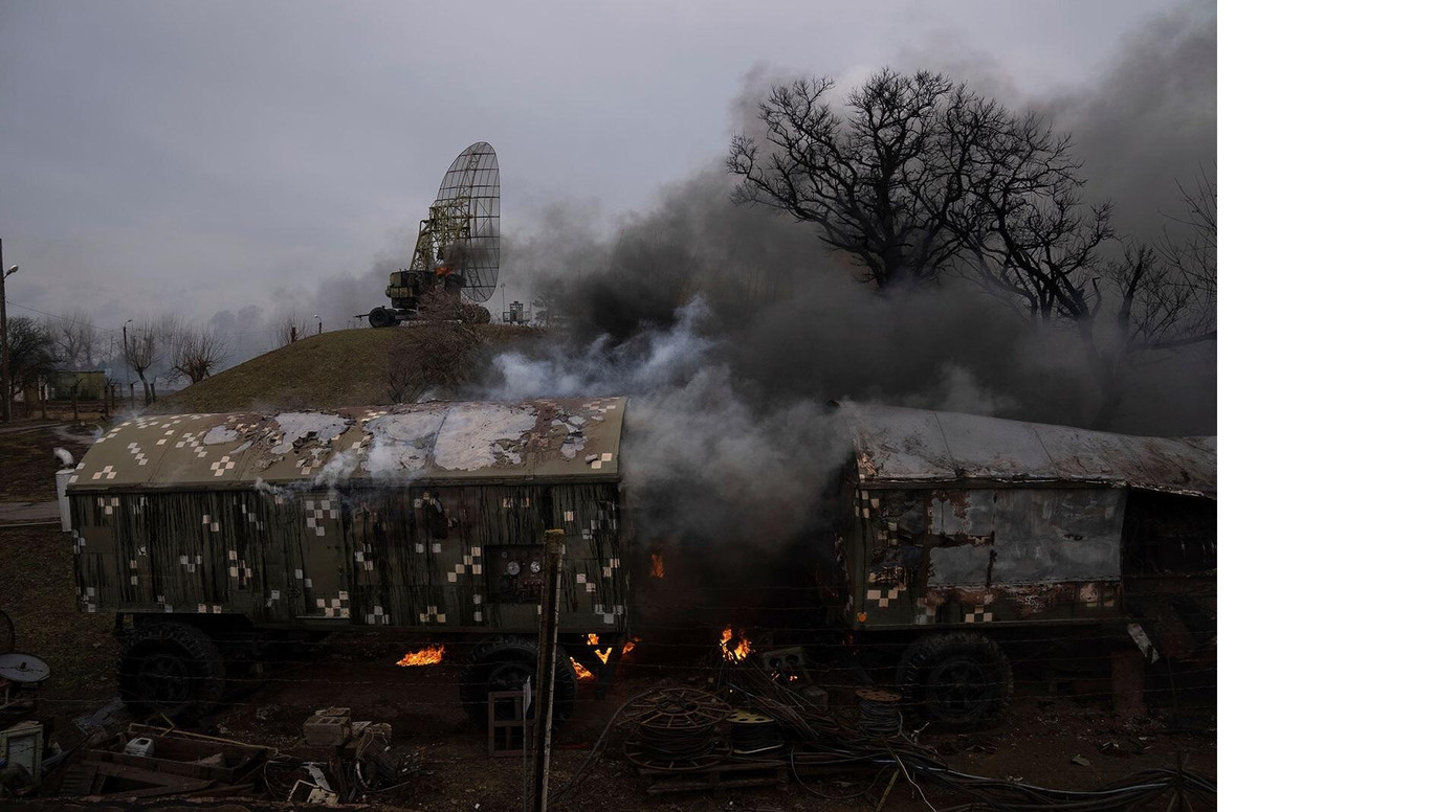 Khói bốc lên từ một căn cứ phòng không sau một cuộc tấn công của Nga ở thành phố Mariupol, Ukraine ngày 24/2. Ảnh: AP. Khói bốc lên từ một căn cứ phòng không sau một cuộc tấn công của Nga ở thành phố Mariupol, Ukraine ngày 24/2. Ảnh: AP.