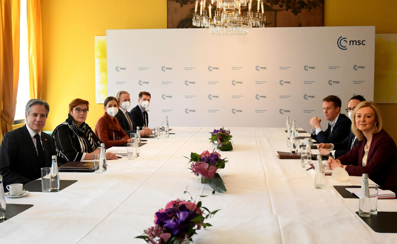 Ngoại trưởng Anh Liz Truss (phải), Ngoại trưởng Mỹ Antony Blinken (trái), Ngoại trưởng Úc Marise Payne (thứ hai bên trái) trong cuộc họp tại Hội nghị An ninh Munich ở Đức ngày 19/2. Ảnh: AP. Ngoại trưởng Anh Liz Truss (phải), Ngoại trưởng Mỹ Antony Blinken (trái), Ngoại trưởng Úc Marise Payne (thứ hai bên trái) trong cuộc họp tại Hội nghị An ninh Munich ở Đức ngày 19/2. Ảnh: AP.