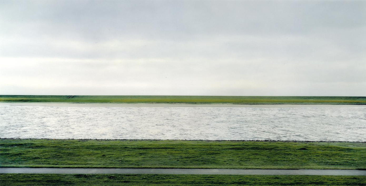Bức ảnh “Rhine II” của nhiếp ảnh gia người Đức Andreas Gursky. Nguồn: Tate Gallery. Bức ảnh “Rhine II” của nhiếp ảnh gia người Đức Andreas Gursky. Nguồn: Tate Gallery.