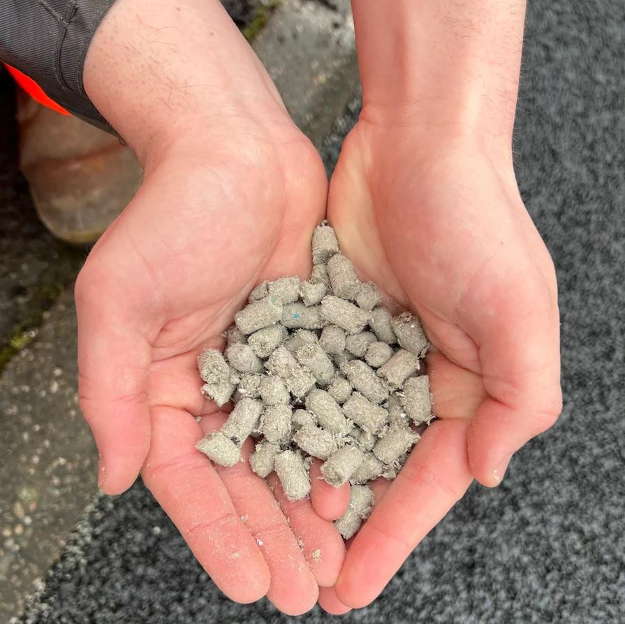 Những viên nhỏ màu xám làm từ bỉm cắt vụn đã được thêm vào nhựa đường. Ảnh: The Washington Post. Những viên nhỏ màu xám làm từ bỉm cắt vụn đã được thêm vào nhựa đường. Ảnh: The Washington Post.