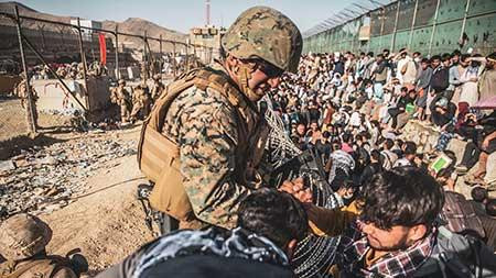 Một lính thủy đánh bộ Mỹ tại Sân bay Quốc tế Hamid Karzai vào ngày 26/8/2021. Ảnh: Reuters.