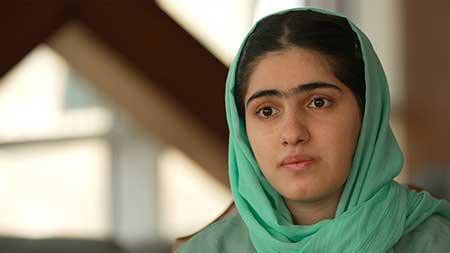 Sau khi được một trường đại học Pháp tiếp nhận, Morsal cố gắng rời khỏi Afghanistan. Ảnh: CNN.