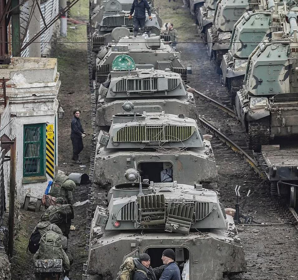 Ngày 23/2, binh sĩ Nga với đầy đủ quân trang được nhìn thấy đang bước qua bùn trên sân ga ở Rostov-on-Don, miền nam nước Nga gần biên giới với Ukraine. Ảnh: EPA. Ngày 23/2, binh sĩ Nga với đầy đủ quân trang được nhìn thấy đang bước qua bùn trên sân ga ở Rostov-on-Don, miền nam nước Nga gần biên giới với Ukraine. Ảnh: EPA.