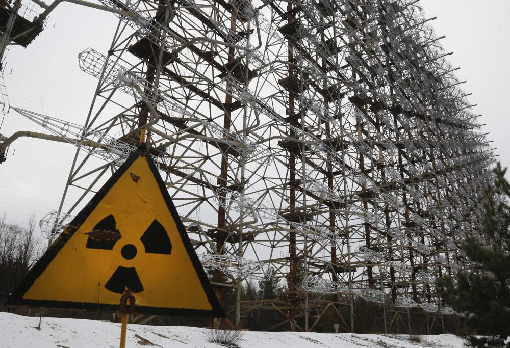 Biển cảnh báo phóng xạ tại Chernobyl, Ukraine năm 2018. Ảnh: AP.