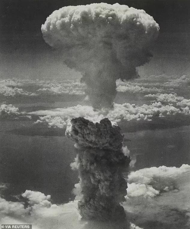 Đám mây hình nấm bay xuất hiện trên thành phố Nagasaki của Nhật Bản sau khi bị Mỹ thả bom nguyên tử năm 1945. Ảnh: Reuters.