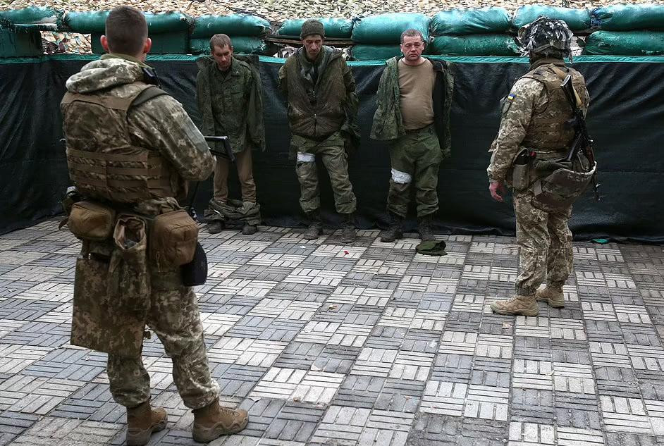 Lực lượng Ukraine bắt giữ các quân nhân của Cộng hòa Nhân dân Lugansk tự xưng - những người tham gia tấn công thị trấn Schast&apos;ye ở miền đông Ukraine. Ảnh: Getty Images.