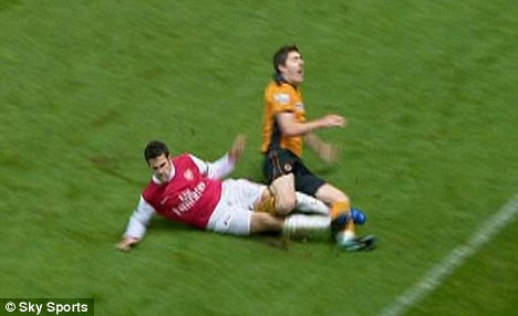 Lẽ ra Fabregas phải bị thẻ đỏ vì pha vào bóng thô bạo này