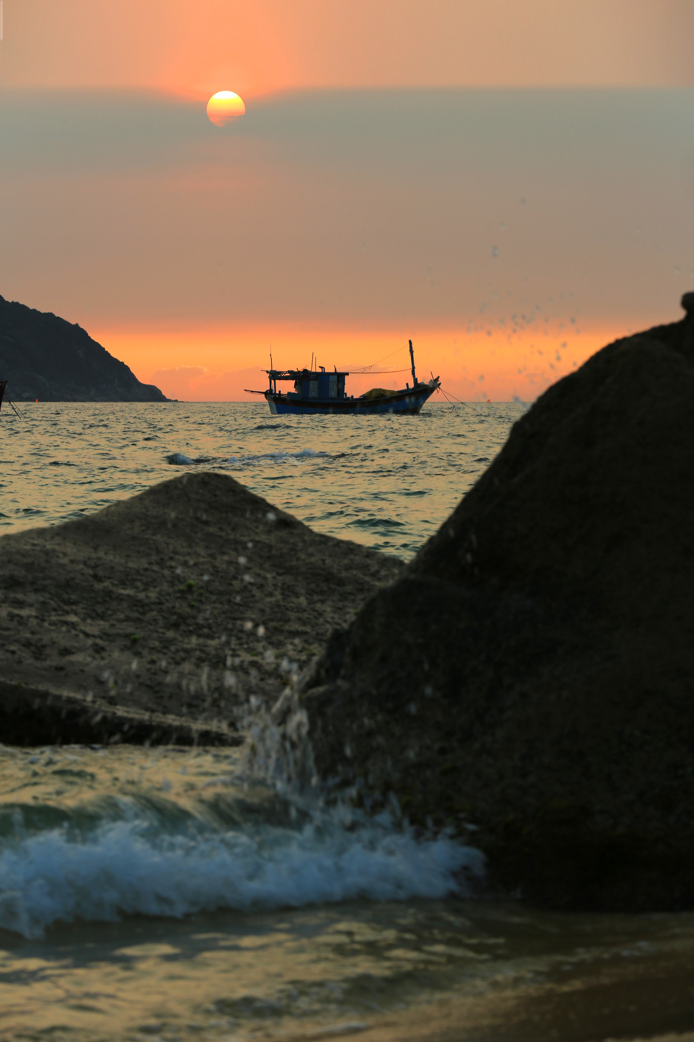Bình thường như mọi ngày, khi hoàng hôn buông xuống cũng là lúc những chiếc thuyền đánh cá bắt đầu ra khơi. Để rồi khi bình minh ló dạng, ngư dân trở về với khoang thuyền đầy ắp những “món quà” từ biển khơi. Bến cá đèn pin cũng từ đó mà ra đời.