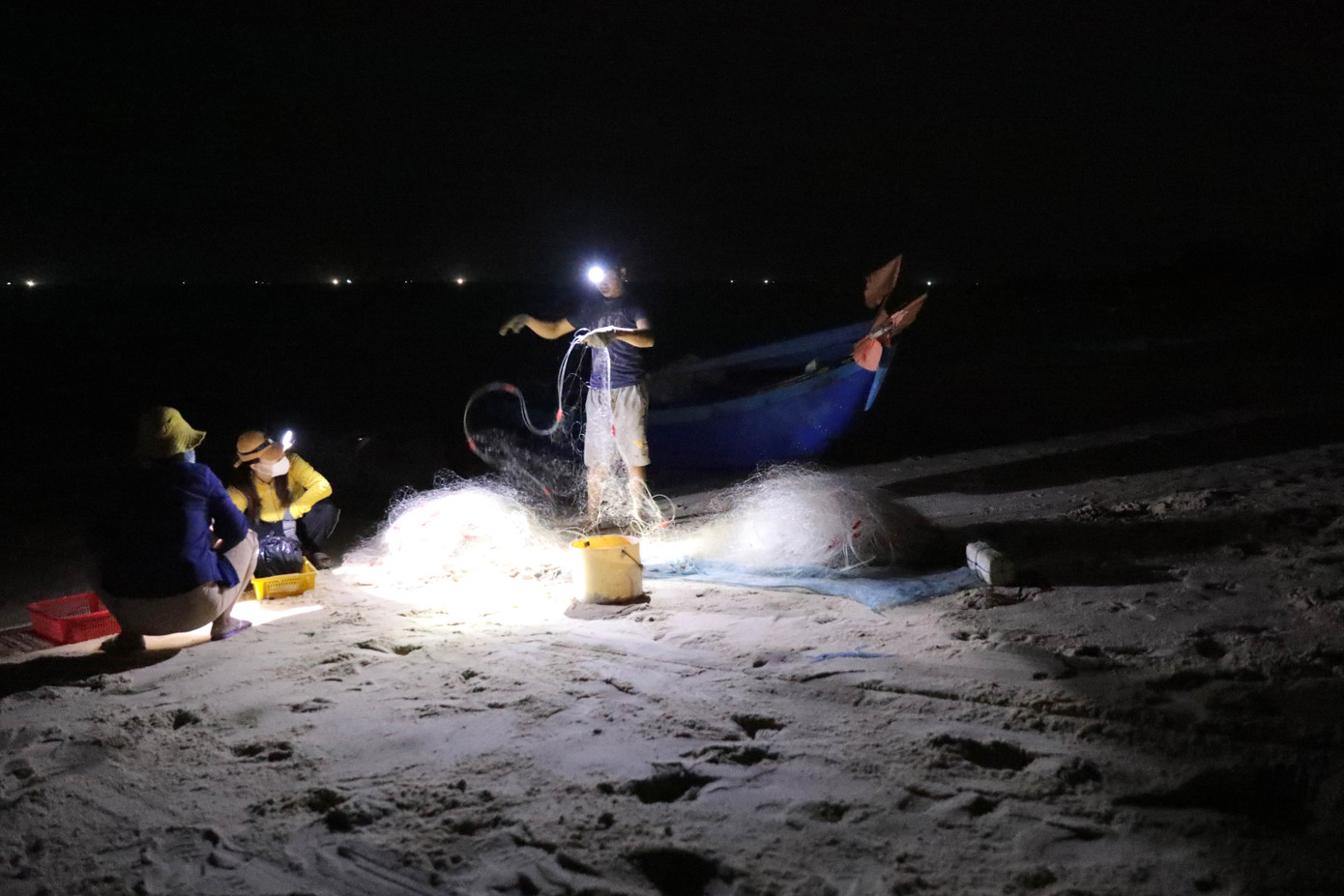 Bến họp từ lúc 3 giờ sáng mỗi ngày. Trong ánh đèn điện mờ mờ vừa đủ để soi thấy đường đi, những chiếc đèn pin đeo trên cổ, trên ngực, trên trán của những người mua bán tại chợ đã phát huy tác dụng đặc biệt.