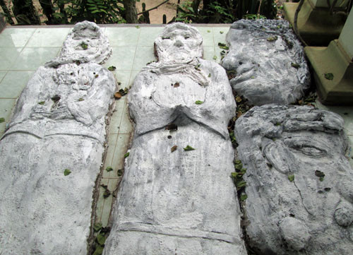 Ngay trước cửa nhà, có 2 “xác ướp” nam và nữ nằm cạnh nhau, gắn chặt xuống nền gạch trước hiên