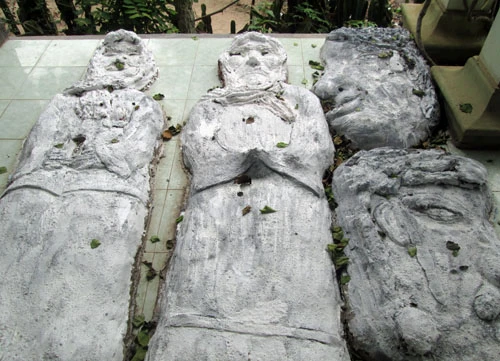 Ngay trước cửa nhà, có 2 “xác ướp” nam và nữ nằm cạnh nhau, gắn chặt xuống nền gạch trước hiên