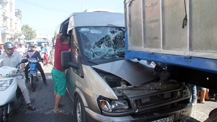 BẢN TIN ATGT: Xe máy đối đầu xe khách, 2 người tử vong ảnh 5