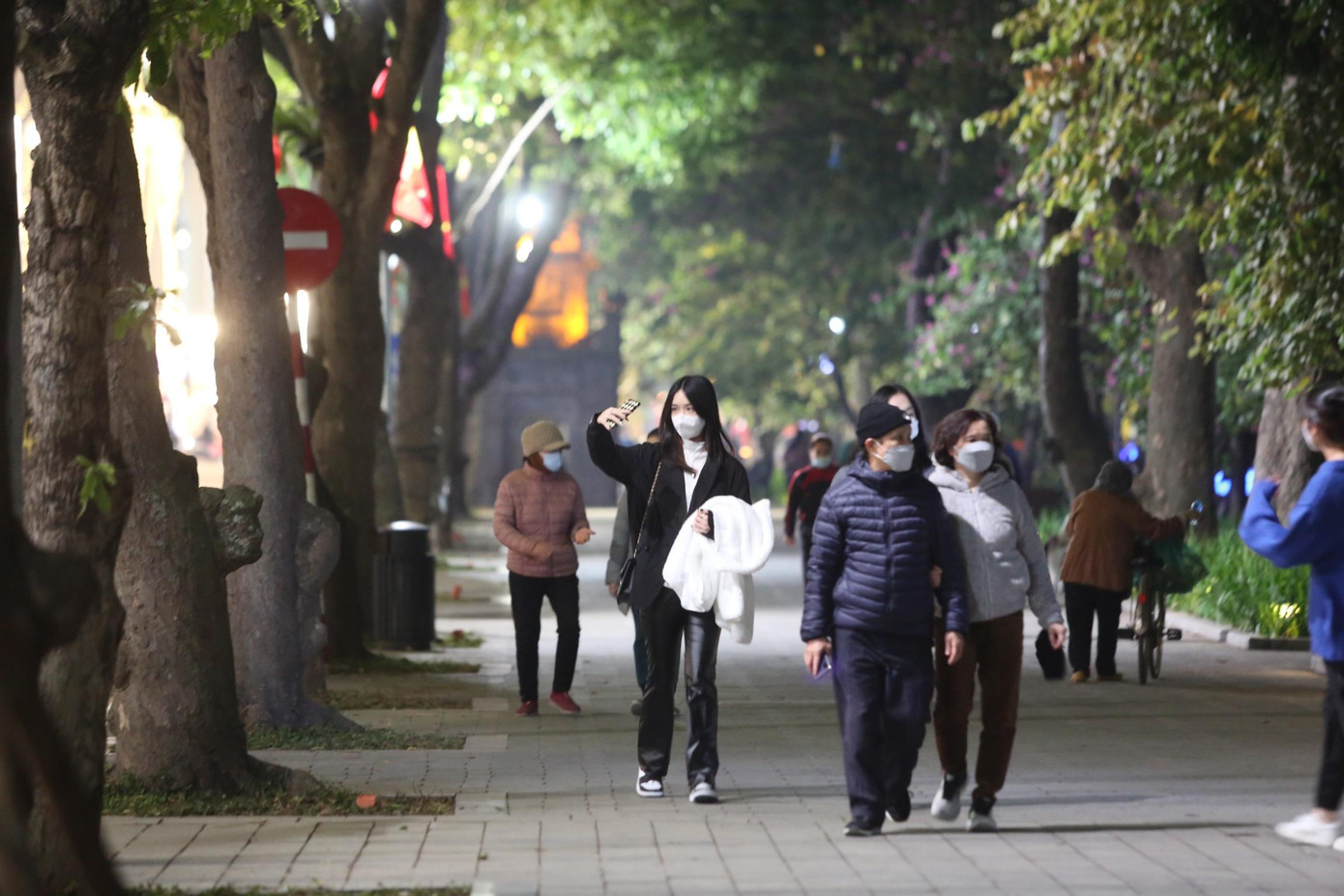 Không dễ phân biệt giữa người đi đón giao thừa với người đi tập thể dục buổi tối ở Hồ Gươm.