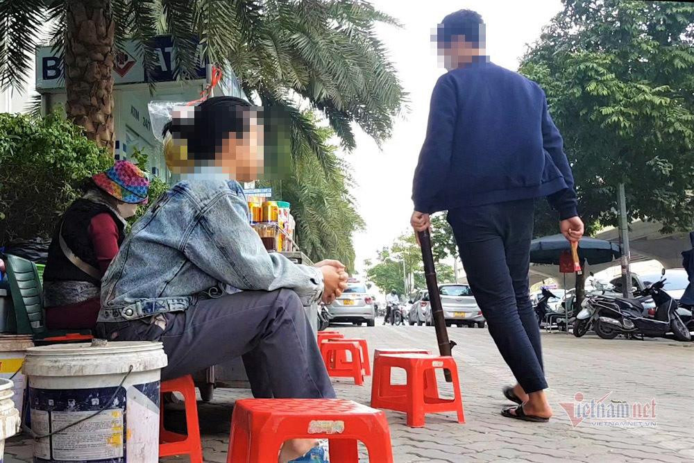 Chiếc điếu cày vừa rời mồm người này được chuyển sang tay người khác Chiếc điếu cày vừa rời mồm người này được chuyển sang tay người khác