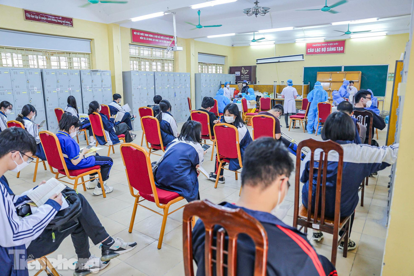 Học sinh được bố trí ngồi giãn cách trong phòng.
