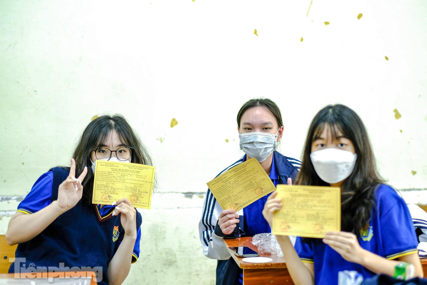 Sau tiêm, các em được phát phiếu chứng nhận tiêm chủng ngừa COVID-19 đầy đủ hai mũi.