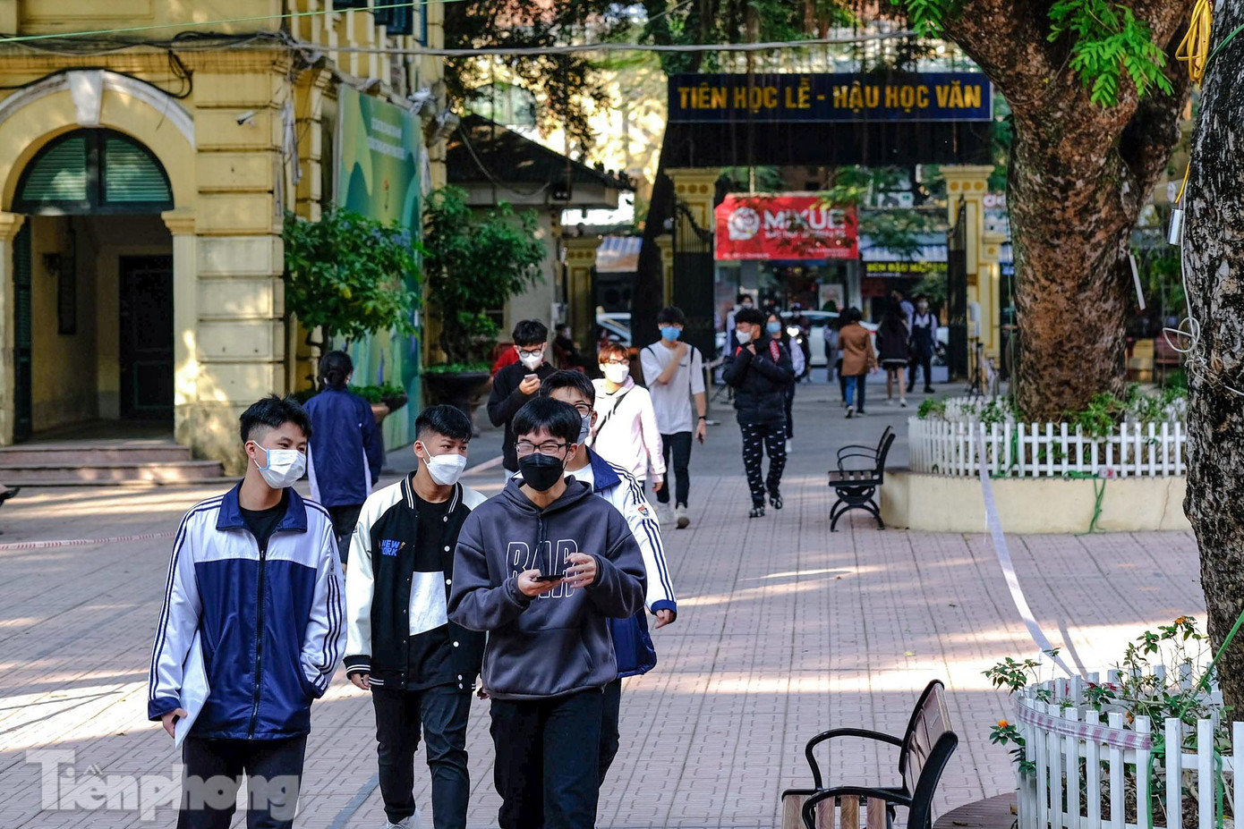 Cùng với nhiều trường trên địa bàn Thủ đô, trường THPT Việt Đức (quận Hoàn Kiếm) bắt đầu triển khai tiêm mũi 2 vắc xin phòng chống dịch COVID-19 cho học sinh nhà trường.