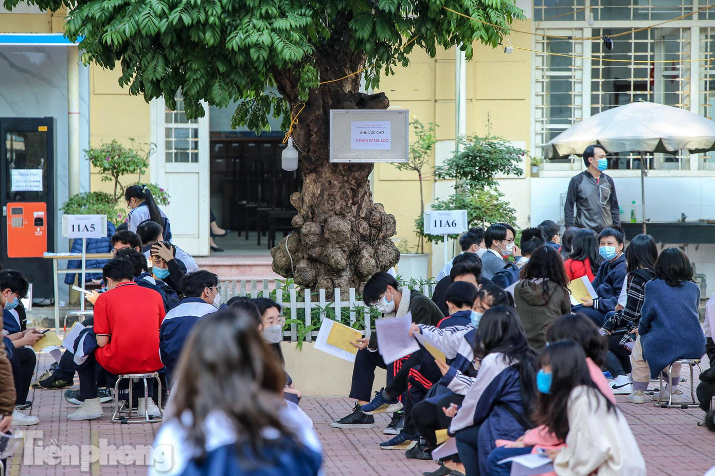 Khu vực chờ khám sàng lọc được bố trí ngay tại sân trường, có không gian thoáng mát và đảm bảo đủ khoảng cách an toàn phòng dịch.