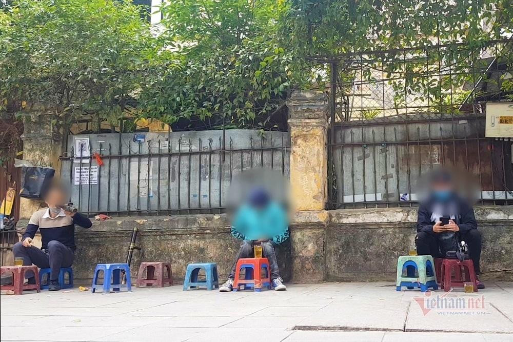 Quán trà đá trên đường Lê Thánh Tông (Phan Chu Trinh, Hoàn Kiếm) Quán trà đá trên đường Lê Thánh Tông (Phan Chu Trinh, Hoàn Kiếm)