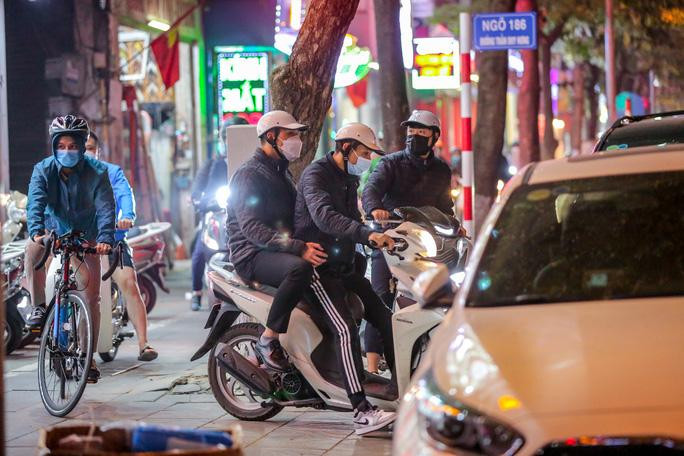 Song, lực lượng chức năng hướng dẫn người dân di chuyển xuống lòng đường, không đi qua khu vực có nguy cơ lấy nhiễm cao Covid-19